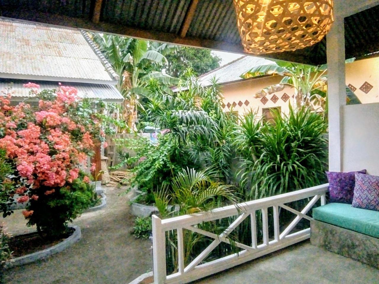 Bed and Breakfast Café des Arts Gili Air Exterior foto